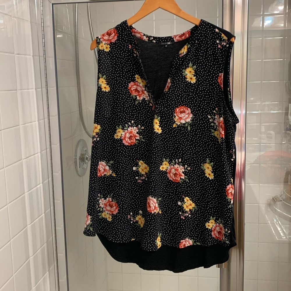 No-sleeve blouse